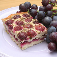 focaccia ripiena all'uva rossa su piatto