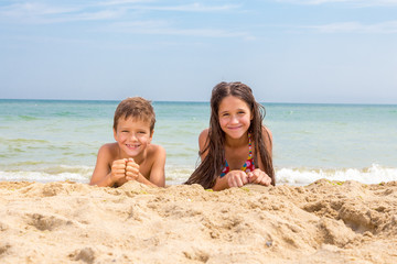 Naklejka premium Two kids on the beach