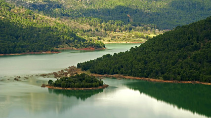 Obraz premium Isla de Bujaraiza, en el embalse del Tranco de Beas, en el parque natural de Cazorla, Segura y Las Villas.