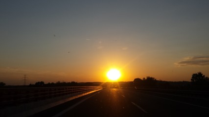 Sonnenuntergang auf Autobahn