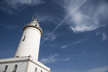 Faro llamado la farola de Málaga situado en el puerto de la ciudad