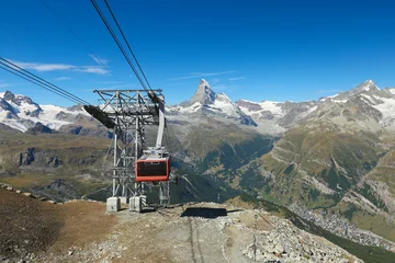 Photo sur Plexiglas Cervin View of a cable car to the Rothorn and the Matterhorn, Zermatt, Switzerland