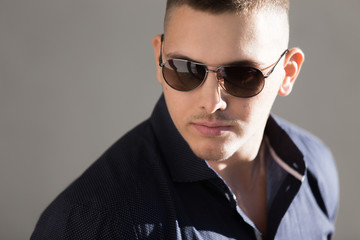 Obraz premium Closeup portrait of good looking guy in sunglasses