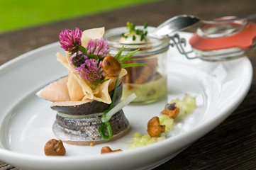 Saibling mit Pilzen und Kräutern auf Teller