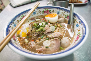  thai noodles with vegetables and soft boiled egg . 