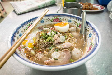  thai noodles with vegetables and soft boiled egg . 