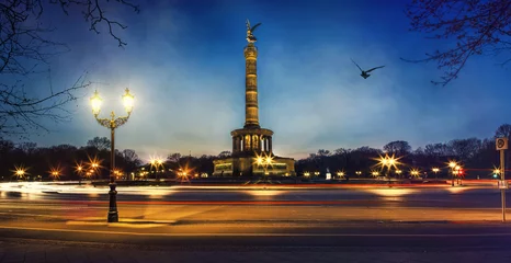 Photo sur Plexiglas Monument artistique Colonne de la victoire à Berlin la nuit