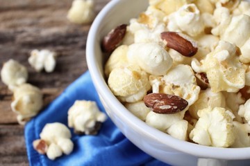 Popcorn with almond
