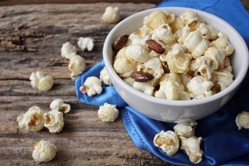 Popcorn with almond