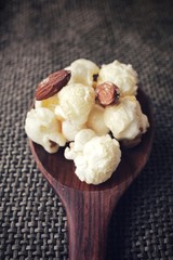 Popcorn with almond