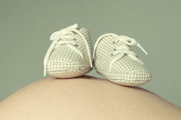Babybauch mit Schuhen - Retro