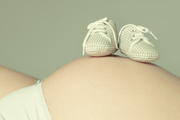 Babybauch mit Schuhen - Retro