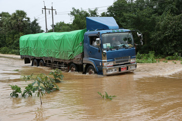 LKW auf überfluteter Strasse