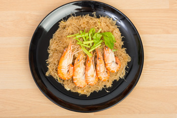 baked vermicelli with shrimp in wood dish