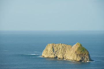 Obraz premium Cliff in the sea near the Pacific coast of Quepos in Costa Rica.