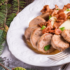 Mashed potatoes with pork medallions and chanterelle sauce