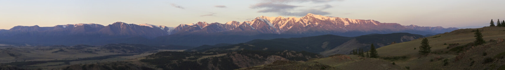 Fototapeta na wymiar Panorama Kurai steppe and North Chuya ridge at dawn.