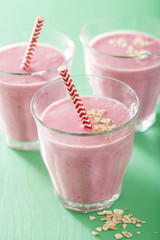 healthy strawberry oat smoothie