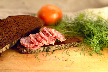 sliced ​​sausage on bread close dil
