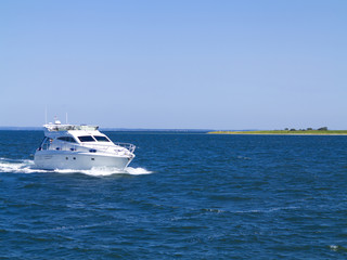 Weiße moderne Motoryacht mit Meer und Insel