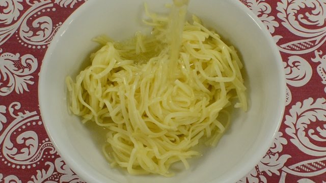 nalewanie rosołu