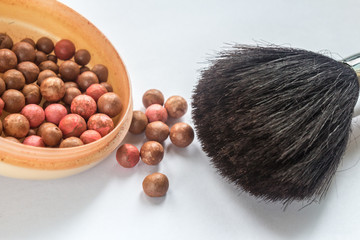 румяна в шариках с кисточкой макияж