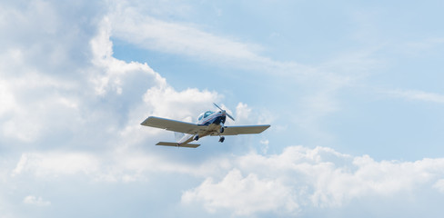Fototapeta na wymiar Ultraleichtflugzeug beim Start
