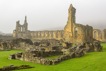 Bylandabdij, Yorkshire, het UK. Ruïnes van de middeleeuwse Byland-abdij, een cisterciënzerklooster gebouwd in 1135 in Noord-Yorkshire, Engeland, VK en ontbonden door koning Hendrik VIII in 1538.