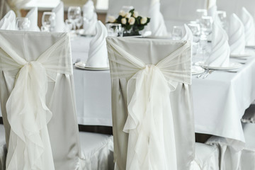 Fototapeta na wymiar White napkin nicely folded on the plates, serving a celebratory banquet