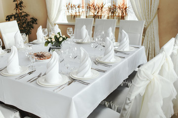 Wedding table with white roses.