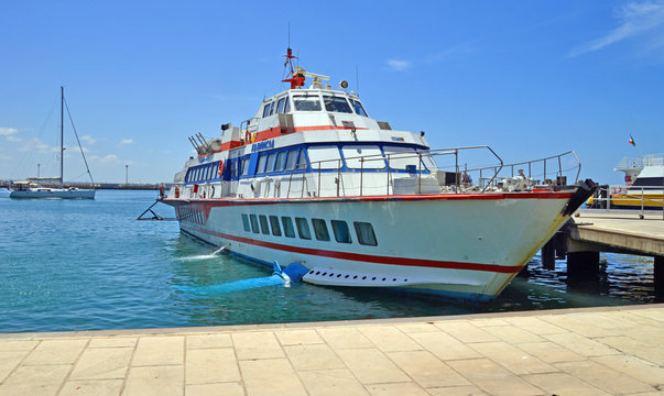 aliscafo all'ancora nel porto