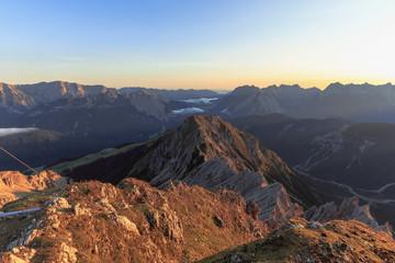 Fototapeta premium Wschodnie góry Karwendel w Austrii w Tyrolu