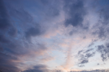 Fototapeta na wymiar Patterns of clouds on the evening sky.