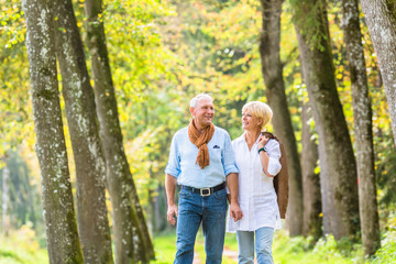 Fototapeta premium Älteres Paar macht Spaziergang im Wald