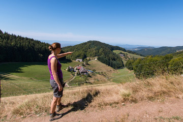 Zeigende Wanderin