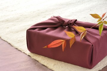 風呂敷包みと南天の葉