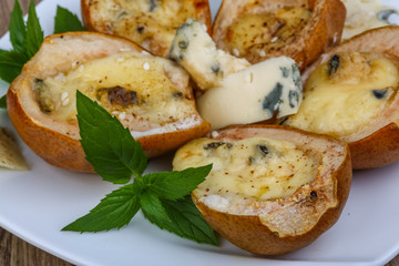 Baked pear with blue cheese