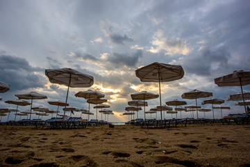 Sonnenschirme und Liegen am Strand