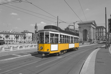 Fototapeta na wymiar milano con tram 