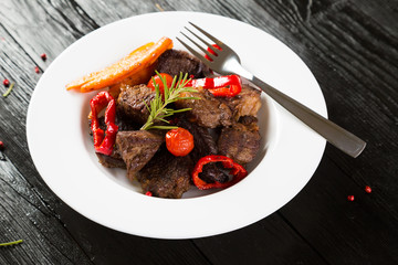 Slices of roast beef with vegetables