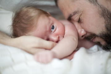 Padre junto a su bebé