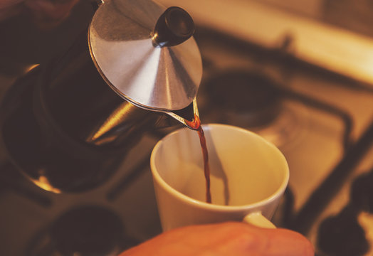 Pour coffee in the cup
