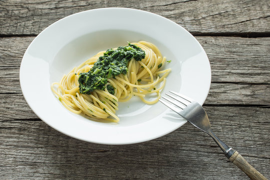 Spaghetti mit Spinat im Gegenlicht