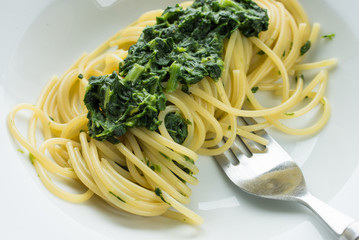 Gabel mit Spaghetti und Spinat