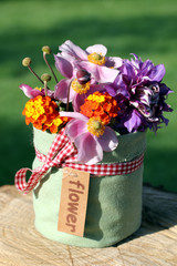 Stoffvase mit Blumendekoration im Garten