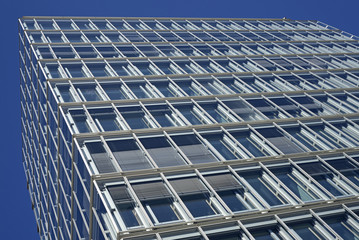 Fassade eines modernen Bürogebäudes in Hamburg, Deutschland