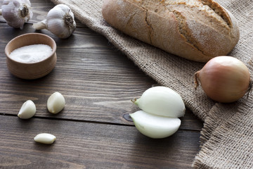 Fototapeta na wymiar Onions, garlic and a loaf of bread