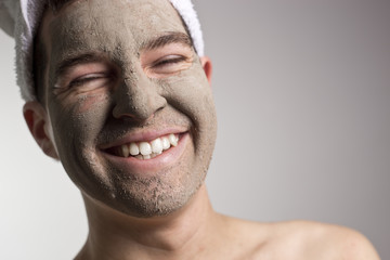 Obraz premium man with a mud mask on this face