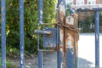 mit Vorhängeschloss gesicherte Tür