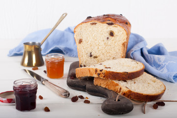 Sliced raisin bread